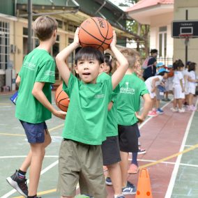écolier jouant au ballon