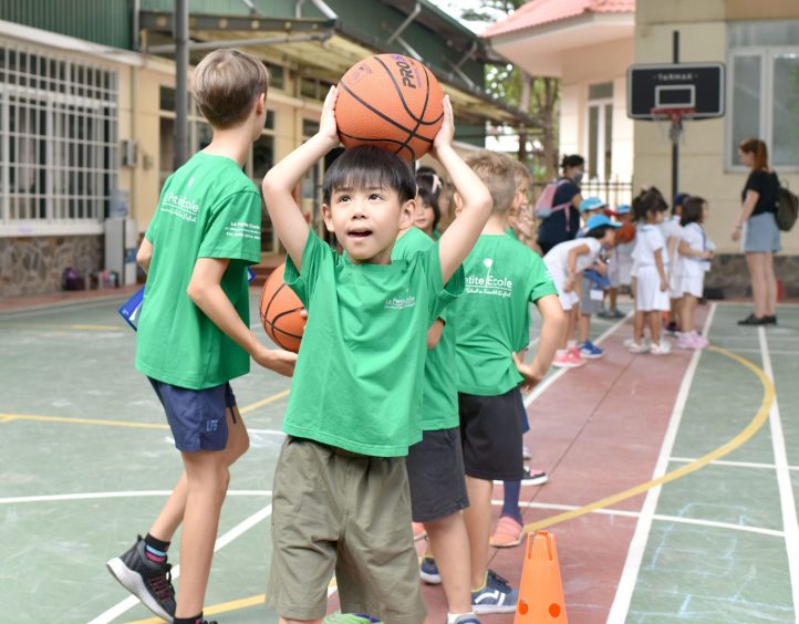 écolier jouant au ballon