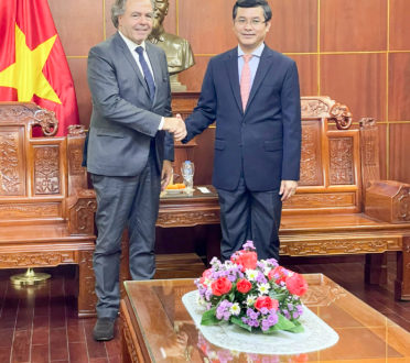 Discussion between Luc Chatel, Chairman of the Odyssey Group and the Deputy Minister of Education in Vietnam Mr Nguyễn Văn Phúc
