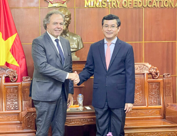 Rencontre de Luc Chatel, Président du Groupe Odyssey et le vice-ministre de l’éducation au Vietnam M. Nguyễn Văn Phúc
